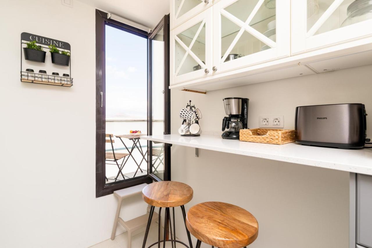 Fee4me: First Line Luxury Apartment